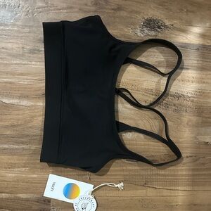 Vuori sports bra size small.